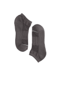 Calcetines unisex en gris neutro, versátiles para diversas combinaciones de vestuario.