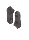 Calcetines unisex en gris neutro, versátiles para diversas combinaciones de vestuario.