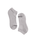 Calcetines grises con costuras discretas, ideales para uso diario con ropa casual o deportiva.