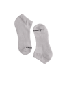 Calcetines grises con costuras discretas, ideales para uso diario con ropa casual o deportiva.