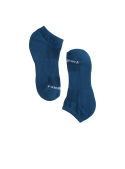 Costuras discretas en calcetines azules, ideales para un look casual.