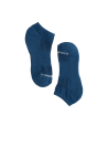 Costuras discretas en calcetines azules, ideales para un look casual.