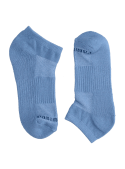 Calcetines azules unisex mostrando elasticidad y confort para combinar con jeans y polera básica.