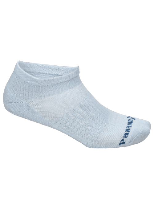 Diseño liviano en color celeste, adecuado para estilos urbanos y relajados.
