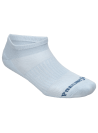 Calcetines celestes versátiles unisex, perfectos con zapatillas blancas y shorts.