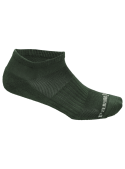 Textura suave de los calcetines verdes, perfectos para combinar con zapatillas urbanas.