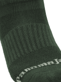 Detalle del tejido respirable de los calcetines verdes unisex para mayor comodidad.