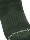 Detalle del tejido respirable de los calcetines verdes unisex para mayor comodidad.