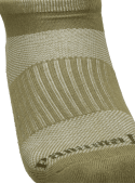 Prenda versátil en color oliva, ideal para combinar con zapatillas urbanas y ropa casual.