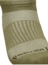 Prenda versátil en color oliva, ideal para combinar con zapatillas urbanas y ropa casual.