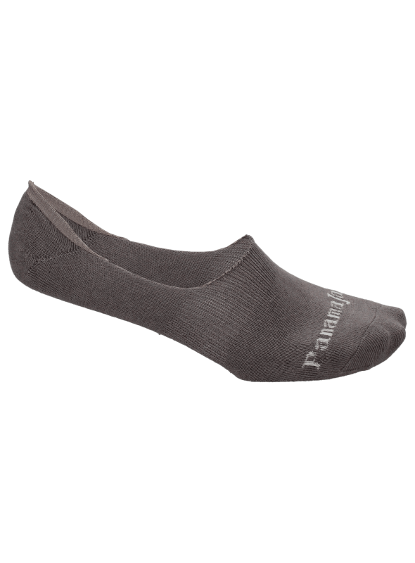 Detalle de mezcla de algodón, poliamida y elastano en calcetines grises.