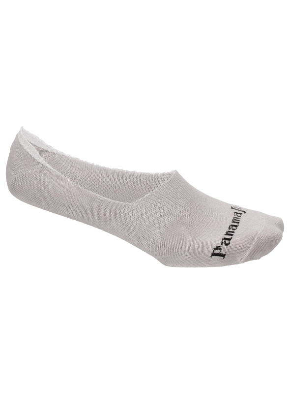 Ajuste elástico de calcetines grises, perfectos para complementar outfits casuales y discretos.