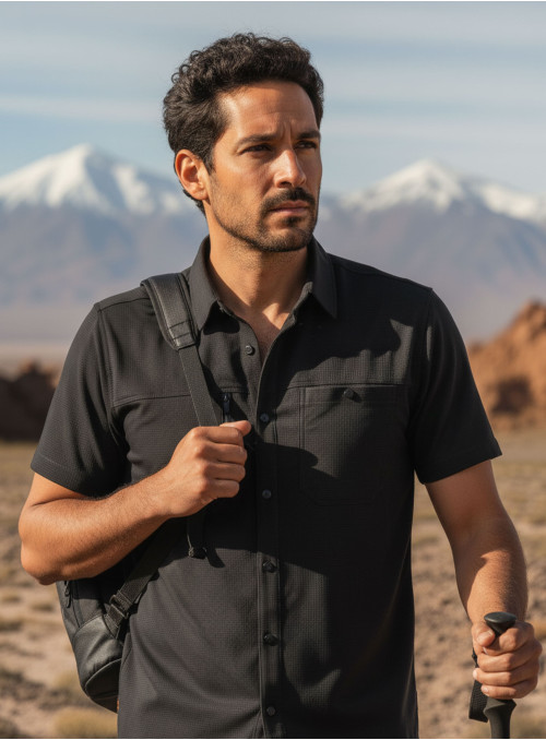 Camisa negra de hombre en poliéster reciclado con botones al tono y acabado liso.