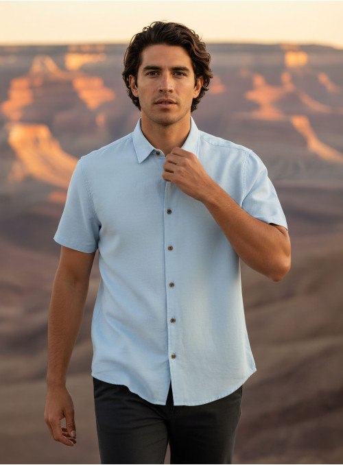 Camisa celeste casual para hombre con cuello camisero y botonadura frontal.