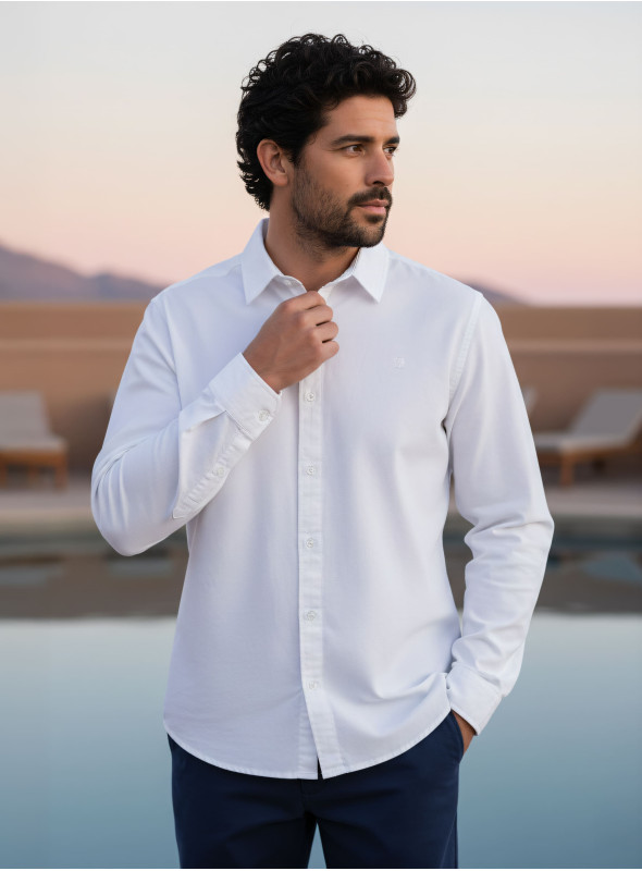 Camisa blanca de hombre en algodón con cuello camisero y botones frontales.