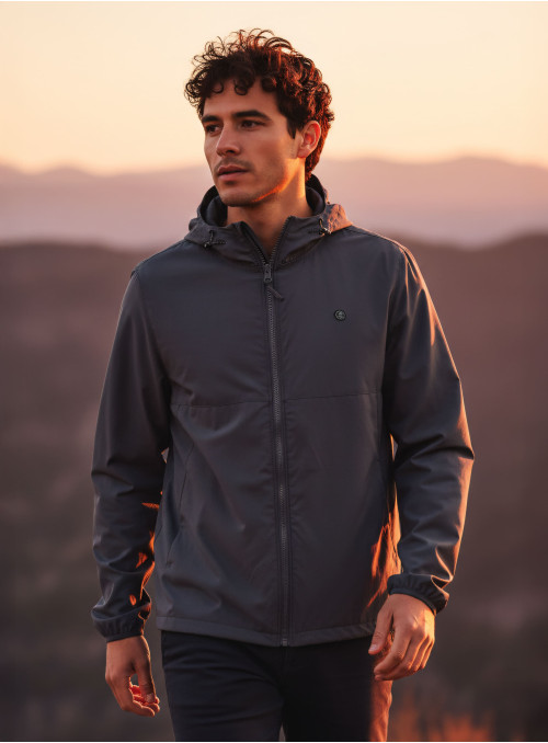 Elegante cortaviento gris de hombre en tejido poliamida y elastano, ideal para looks urbanos.