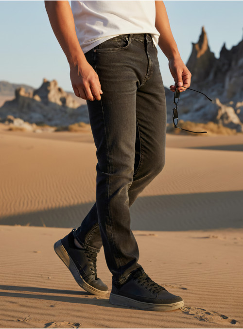 Jeans casual negros para hombre con diseño de 5 bolsillos y cierre de cremallera.