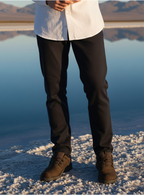 Pantalón negro de hombre en canvas, textura tipo lona y acabado mate.
