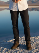 Pantalón negro de hombre en canvas, textura tipo lona y acabado mate.