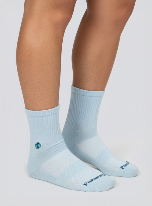 Textura y color uniforme en calcetines celestes, ideales para looks casuales.