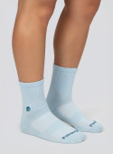 Calcetines celestes unisex de diseño clásico con acabado liso y ajuste elástico.