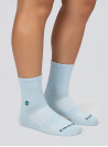 Calcetines celestes unisex de diseño clásico con acabado liso y ajuste elástico.