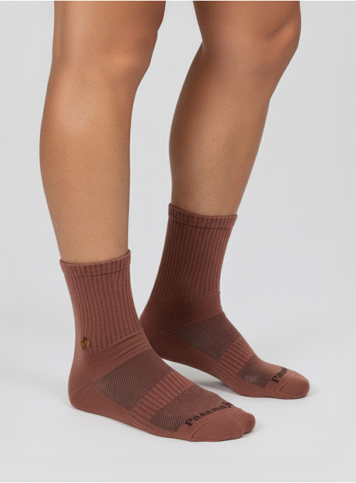 Diseño clásico versátil para combinar con zapatillas urbanas.