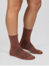Calcetines café unisex de algodón con ajuste cómodo y puño elástico.