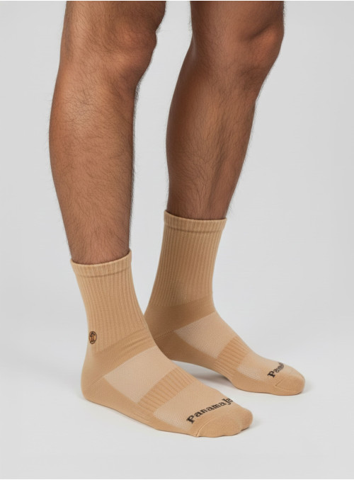 Diseño clásico y versátil en color camel, combinable con diversos estilos.