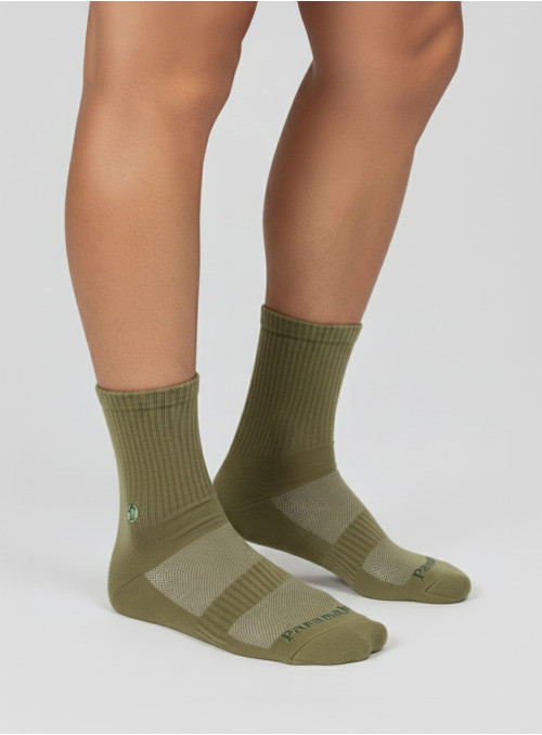 Calcetines oliva de algodón, poliéster y elastano para suavidad y flexibilidad.