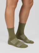 Calcetines unisex oliva de caña media con puño acanalado para ajuste seguro.