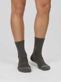 Calcetines unisex grises de algodón con ajuste cómodo y suave.