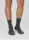 Calcetines unisex grises de algodón con ajuste cómodo y suave.