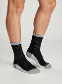 Calcetines negros unisex de lana Merino, tejido suave y adaptable para ciudad o actividades al aire libre.