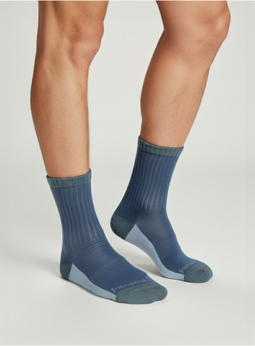 Calcetines celestes unisex mostrando elasticidad y suavidad al tacto.