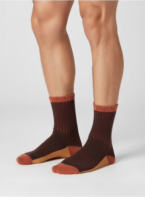 Calcetines unisex color café, confeccionados en lana Merino, combinan con botines y zapatillas urbanas.