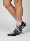 Calcetines negros unisex de diseño clásico con ajuste cómodo y tejido suave.