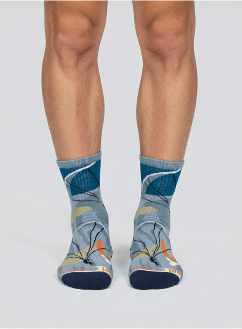 Vista del diseño clásico en color azul, ideal para combinar con diversos estilos de calzado.