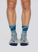 Calcetines unisex azules de diseño clásico con tejido de punto fino para ajuste cómodo y versátil.