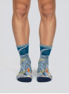 Calcetines unisex azules de diseño clásico con tejido de punto fino para ajuste cómodo y versátil.
