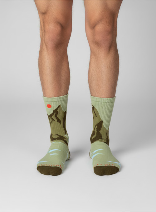 Calcetines verdes unisex adecuados para entrenar, combinados con zapatillas deportivas y ropa técnica.