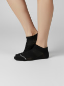Calcetines negros unisex de algodón con ajuste elástico y acabado liso para uso diario.