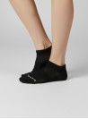 Calcetines negros unisex de algodón con ajuste elástico y acabado liso para uso diario.