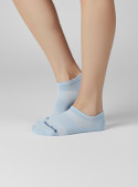 Calcetines celestes unisex de algodón y poliéster, suaves y transpirables para uso diario.