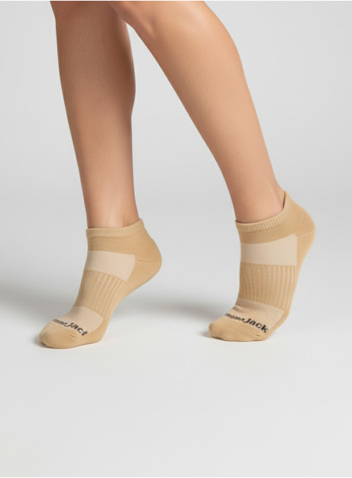 Textura versátil de calcetines camel, ideales para estilos casuales o pulidos.