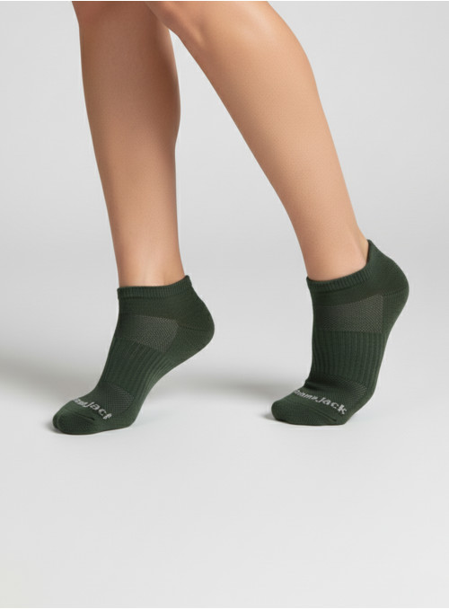 Textura suave de los calcetines verdes, perfectos para combinar con zapatillas urbanas.