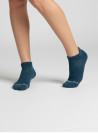 Calcetines unisex azules con puño acanalado y terminaciones prolijas.