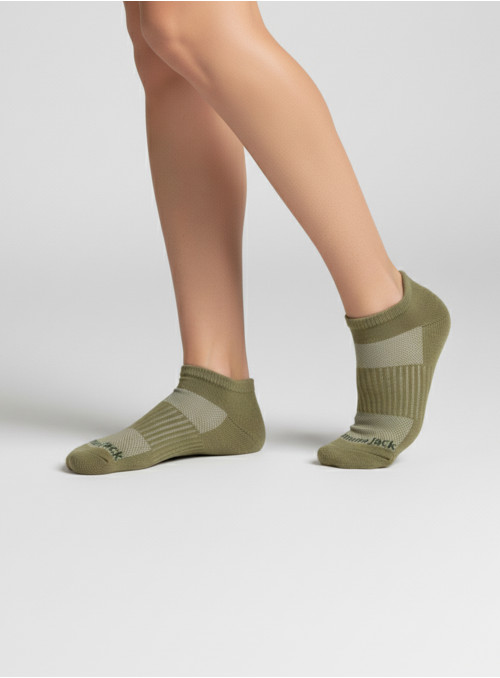 Diseño básico de calcetines en color oliva, adaptables a múltiples estilos y ocasiones.