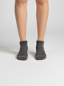 Calcetines unisex grises de algodón con diseño liso y ajuste elástico.