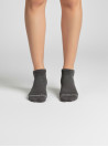 Calcetines unisex grises de algodón con diseño liso y ajuste elástico.